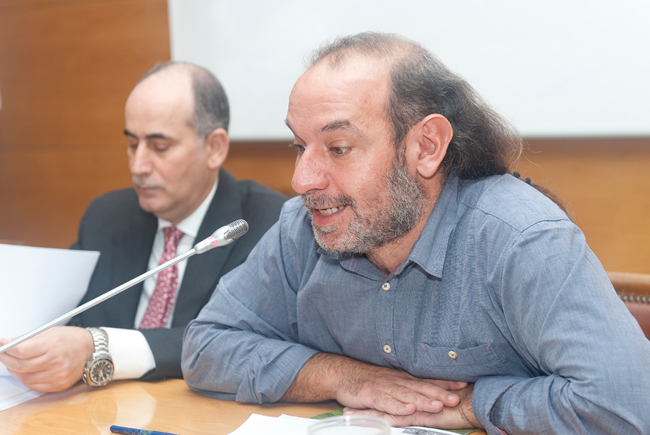 En primer plano, Francisco Garrido, portavoz de la Comisión Española de Ayuda al Refugiado (link is external) (CEAR) (Foto: LMC)