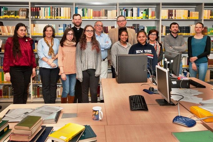 Foto de grupo de monitores/tutores y de alumnas que pasaron su estancia en el Departamento de Estudios Griegos y Latinos