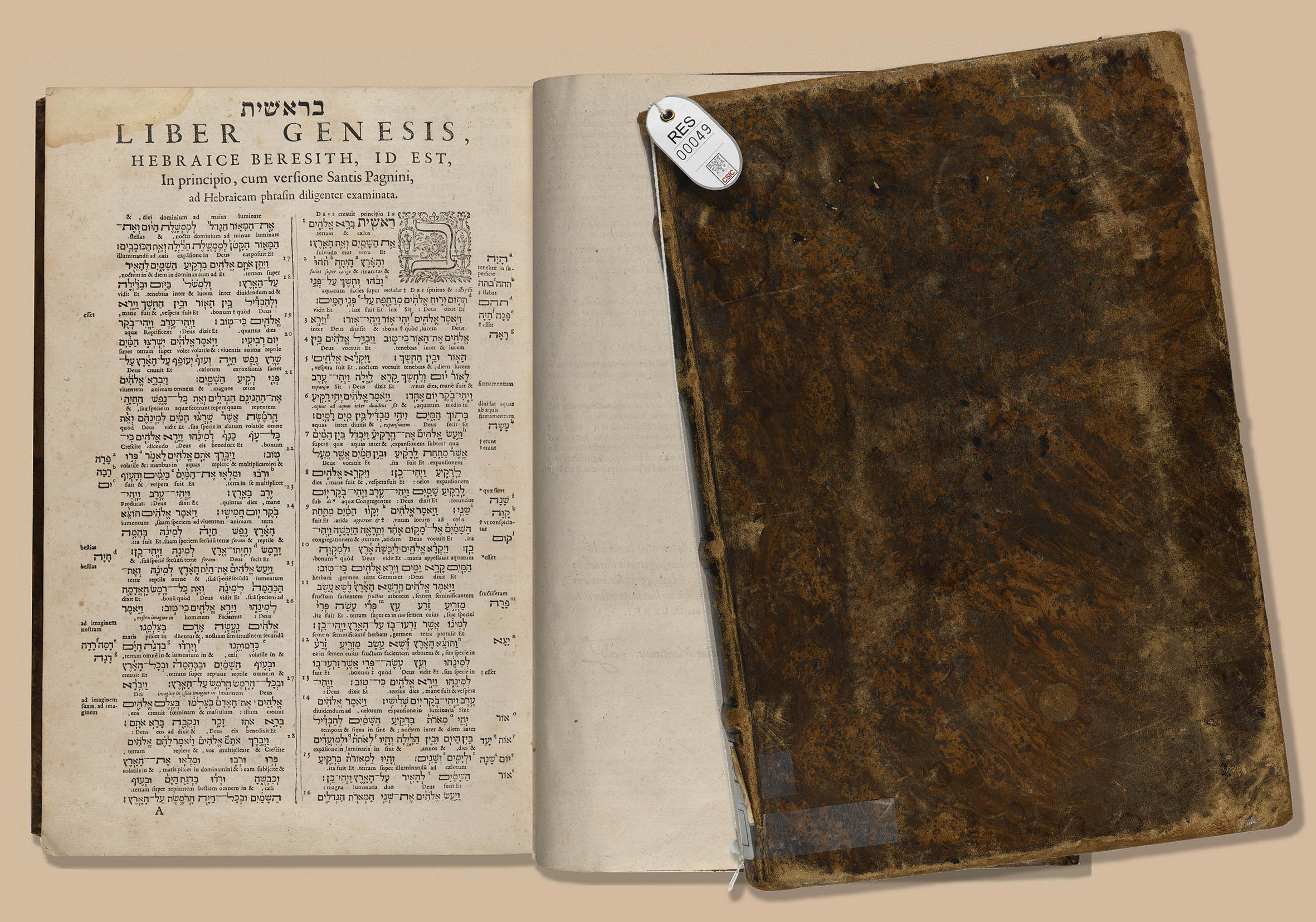 La pieza del mes de mayo de la Biblioteca Tomás Navarro Tomás está dedicada a la Biblia Hebraica de Benito Arias Montano