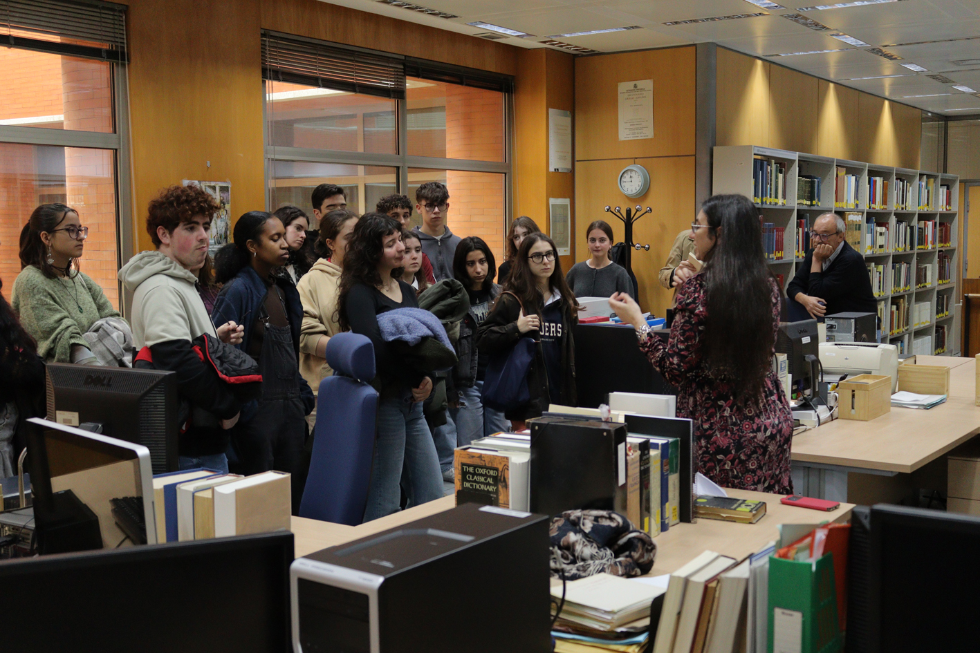 Un grupo de 17 alumnos de griego de 2º de bachillerato del IES San Mateo visitan el Diccionario Griego-Español (DGE) 