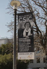 Banderola en el campus del CSIC
