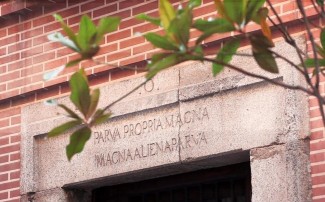 “En gran parte de Europa, el latín llegó a ser la lengua del altar, la cátedra universitaria y la comunicación internacional” 